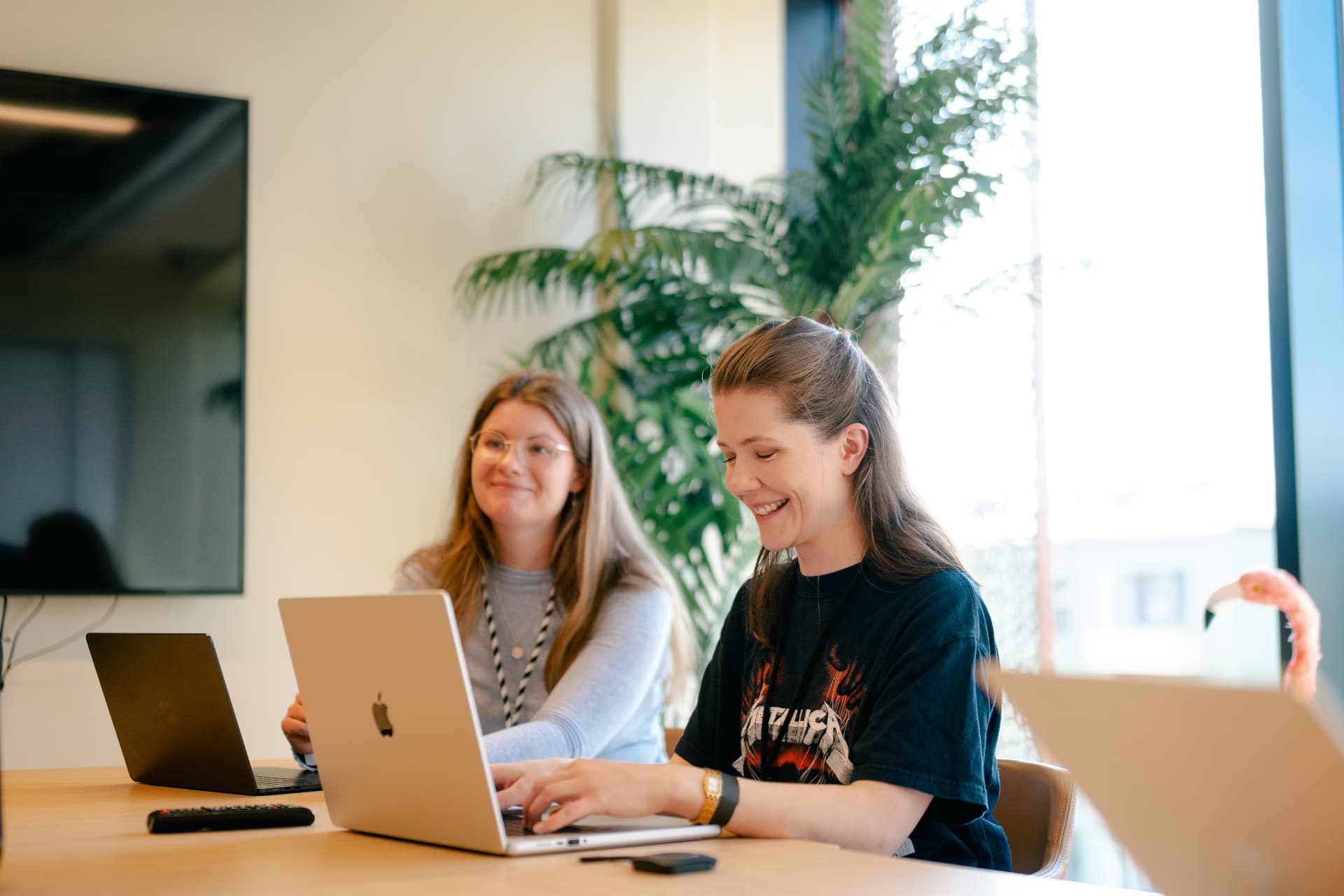 Two colleagues working side by side on laptops at the Oslo office